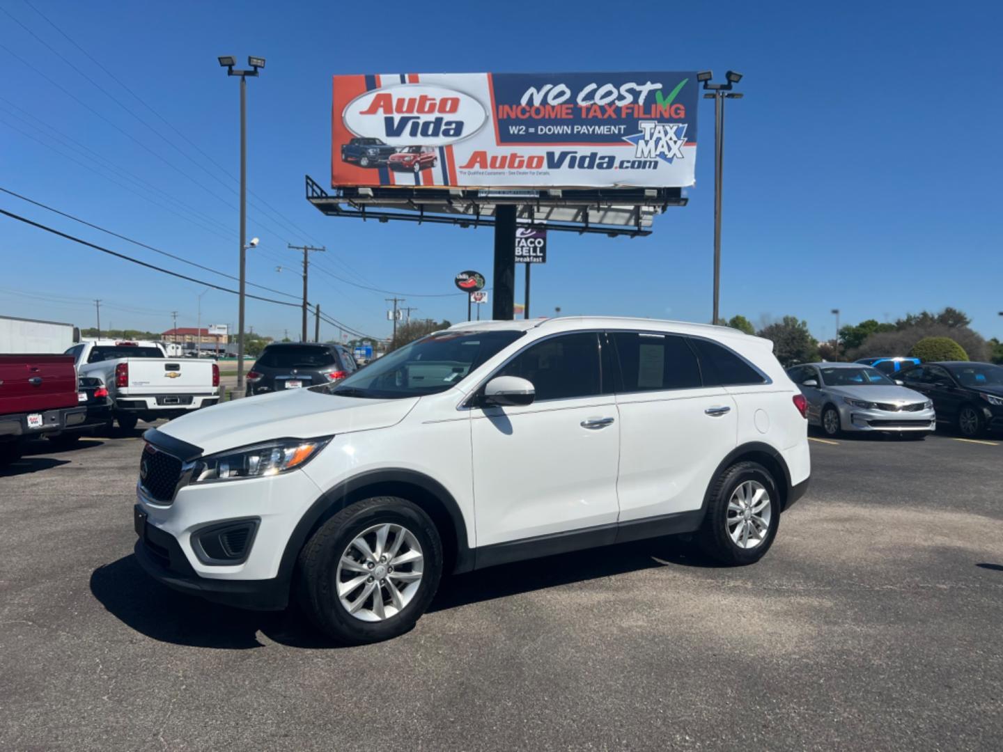 2016 WHITE Kia Sorento LX 2WD (5XYPG4A37GG) with an 2.4L L4 DOHC 16V engine, 6-Speed Automatic transmission, located at 420 I-35E, Lancaster, TX, 75146, (469) 297-4144, 32.593929, -96.823685 - Photo#0